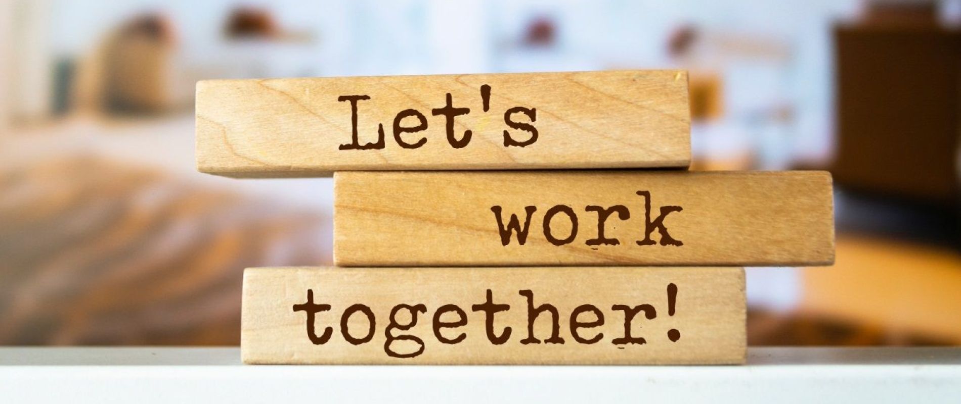 Holzklötze mit der Aufschrift "Let's work together!"