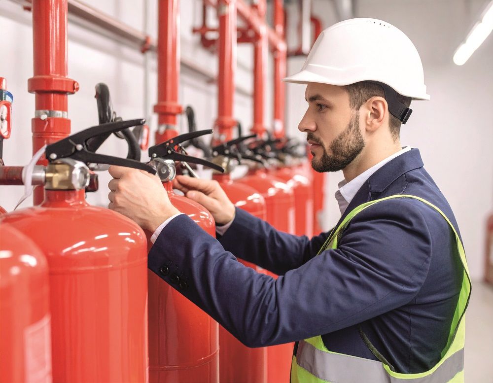 Hand, die eine Checkliste ausfüllt