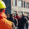 Evakuierungsbeauftragter mit Gruppe bei der Sammelstelle