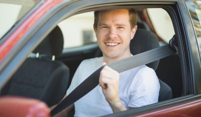 Mann im Auto mit Sicherheitgurt