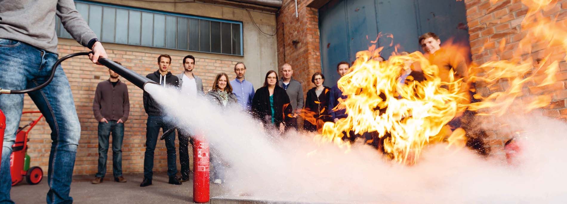 Feuer wird bei Brandschutzkurs für Passverlängerung gelöscht