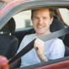 Mann im Auto mit Sicherheitgurt