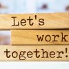 Holzklötze mit der Aufschrift "Let's work together!"