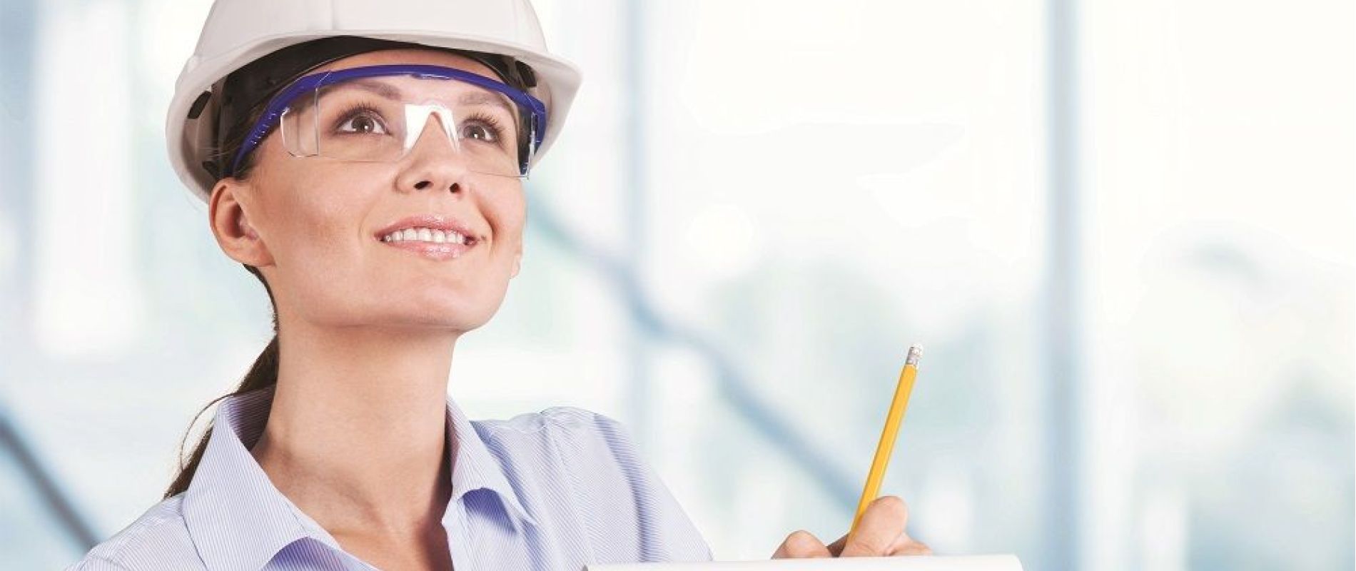 SVP Frau mit Schutzhelm