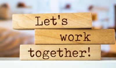 Holzklötze mit der Aufschrift "Let's work together!"